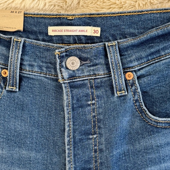 Levi's Ribcage Straight Ankle Jeans - Medium Wash - Picture 4 of 7